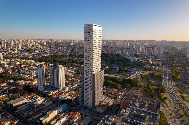 Canteiro de obras em São Paulo com estrutura de steel frame e pré-fabricados contrastando alvenaria tradicional