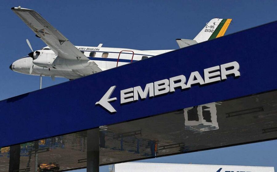Jato Embraer E2 da Azul Linhas Aéreas em voo, simbolizando liderança tecnológica brasileira na aviação regional