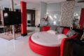 Suíte de motel de luxo em São Paulo com decoração sofisticada, cama king e amenities premium para estadia de lazer