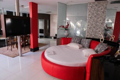 Suíte de motel de luxo em São Paulo com decoração sofisticada, cama king e amenities premium para estadia de lazer