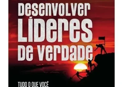 Estudantes da Asces-Unita em sala de aula moderna com tecnologia, unindo teoria e prática no curso de Direito e Negócios