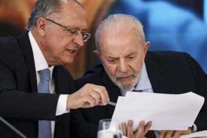 Logotipo do IBJR rachado ao meio sobre fundo de aplicativos de apostas e silhueta de Lula