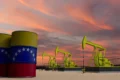 Gráfico mostra projeção de alta na produção de petróleo da Venezuela até 2030 com bandeira e barris de óleo