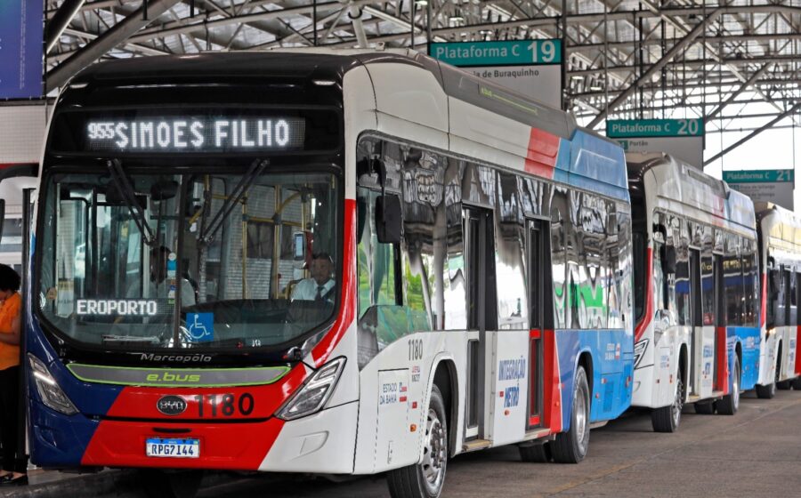 Ônibus da FlixBus parado em terminal com placa de "Acesso Negado" simbolizando 2 mil linhas travadas na ANTT