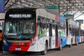Ônibus interestaduais parados simbolizando 2 mil linhas FlixBus engavetadas na ANTT