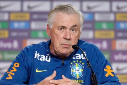 Carlo Ancelotti observando a Seleção Brasileira em campo com formação tática 4-2-4