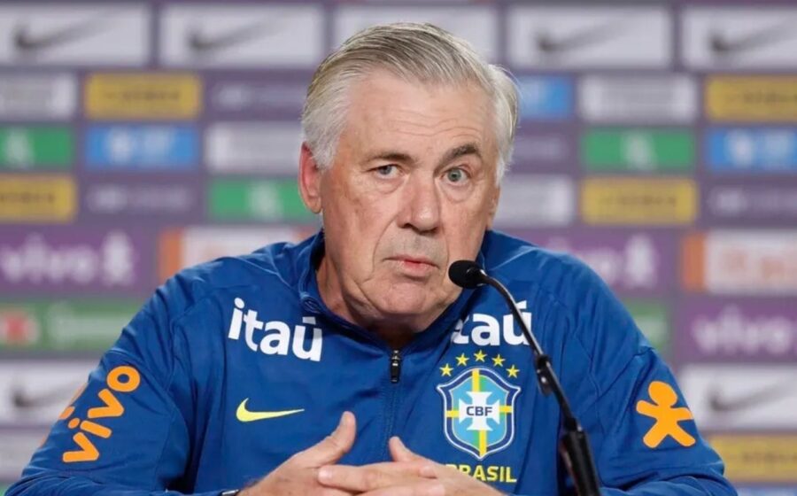 Carlo Ancelotti observando a Seleção Brasileira em campo com formação tática 4-2-4