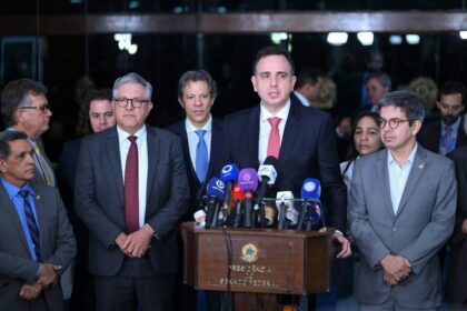 Executivos e economistas debatem confiança e ajuste fiscal em evento fechado no Brasil