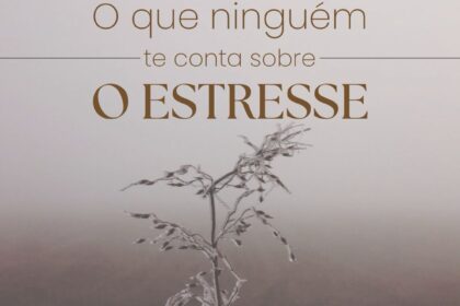 Pessoa estressada com mãos na cabeça, representando crise de ansiedade e saúde mental no Brasil