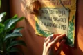 Jardineira em varanda de apartamento à noite com plantas densas sugerindo refúgio de inseto barulhento
