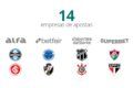 Torcedores em arquibancada com celulares mostrando apps de apostas esportivas