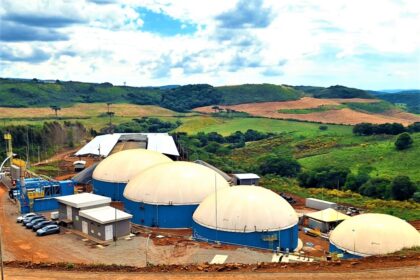 Biodigestor em granja suína transformando dejetos em biogás e biofertilizantes
