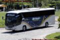 Ônibus da FlixBus parado em terminal com logo da ANTT ao fundo simbolizando 2 mil processos travados