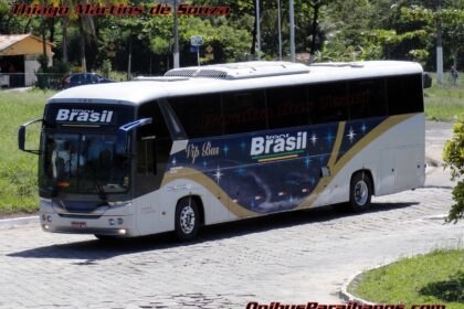 Ônibus da FlixBus parado em terminal com logo da ANTT ao fundo simbolizando 2 mil processos travados