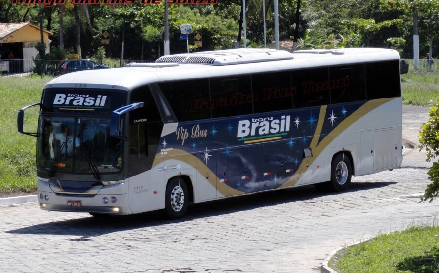 Ônibus da FlixBus parado em terminal com logo da ANTT ao fundo simbolizando 2 mil processos travados