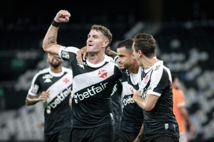 Abel Ferreira pensativo com logos do Palmeiras e Vasco ao fundo, simbolizando conflito ético no futebol