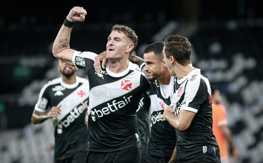 Abel Ferreira pensativo com logos do Palmeiras e Vasco ao fundo, simbolizando conflito ético no futebol