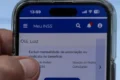 Flávio Bolsonaro embarcando em jato executivo investigado por fraude no INSS
