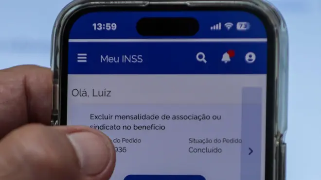 Flávio Bolsonaro embarcando em jato executivo investigado por fraude no INSS