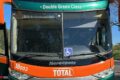 Ônibus quebrado na beira da estrada com passageiros esperando