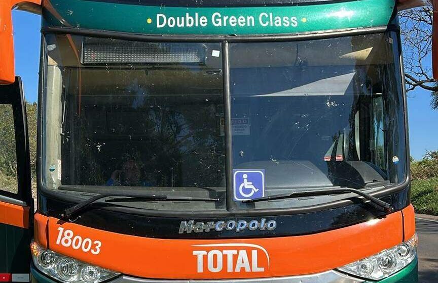Ônibus quebrado na beira da estrada com passageiros esperando