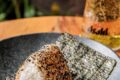 Onigiris triangulares embrulhados em alga nori prontos para delivery no litoral norte de SP