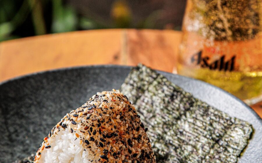 Onigiris triangulares embrulhados em alga nori prontos para delivery no litoral norte de SP