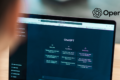 Logotipo da OpenAI com gráfico de crescimento exponencial e símbolos de investimento bilionário