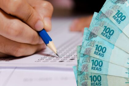 Profissionais em escritório moderno representam cargos técnicos bem remunerados sem gestão