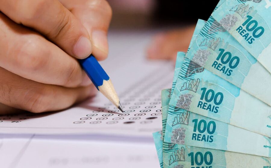 Profissionais em escritório moderno representam cargos técnicos bem remunerados sem gestão
