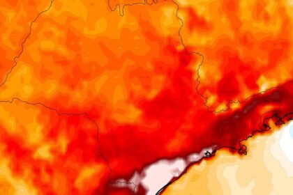 Céu encoberto por nuvens densas sobre Osasco SP com previsão de calor e chuva