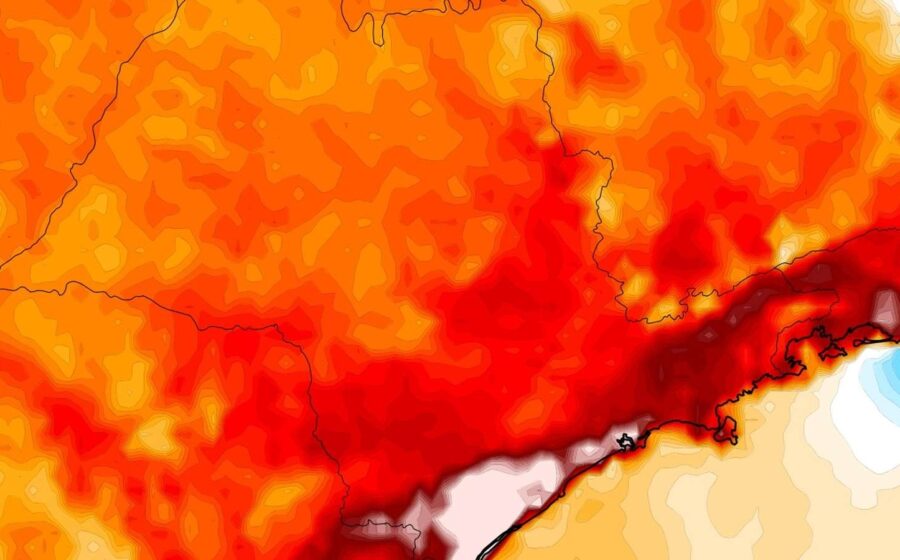 Céu encoberto por nuvens densas sobre Osasco SP com previsão de calor e chuva