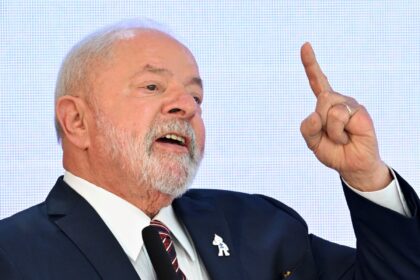 Gráfico mostra pacote eleitoral de Lula atingindo R$ 215 bilhões com ícones de apostas e Desenrola