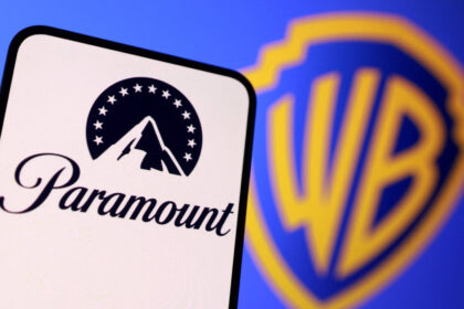 Logotipo Paramount e Warner Bros. Discovery com gráficos financeiros de fusão bilionária