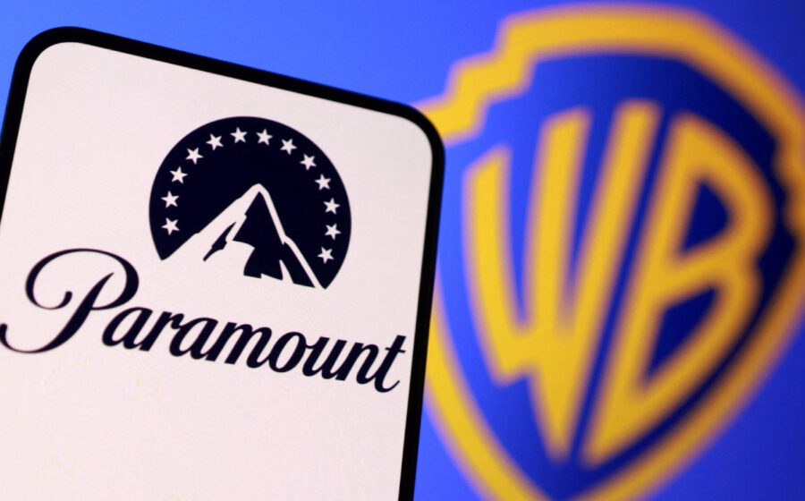 Logotipo Paramount e Warner Bros. Discovery com gráficos financeiros de fusão bilionária