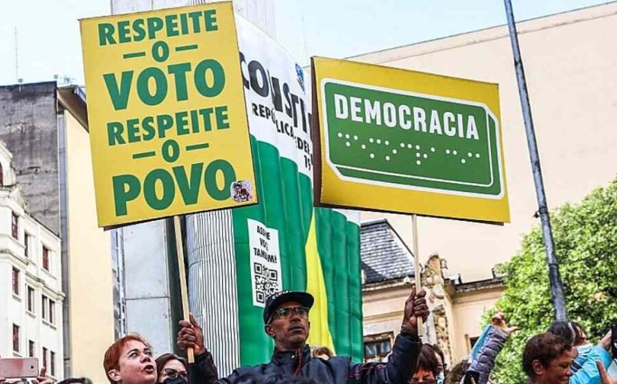 Campanha eleitoral 2026 nas ruas do Paraná com apoiadores e candidatos a governador