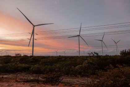 Cinco aerogeradores do parque eólico Rota dos Ventos em Palmas, Paraná, primeiro complexo eólico do Sul (1999)