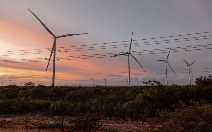Cinco aerogeradores do parque eólico Rota dos Ventos em Palmas, Paraná, primeiro complexo eólico do Sul (1999)