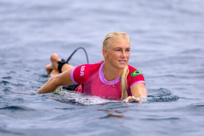 Tati Weston-Webb surfando em Teahupo'o com onda tubular perfeita, medalhista olímpica Paris 2024