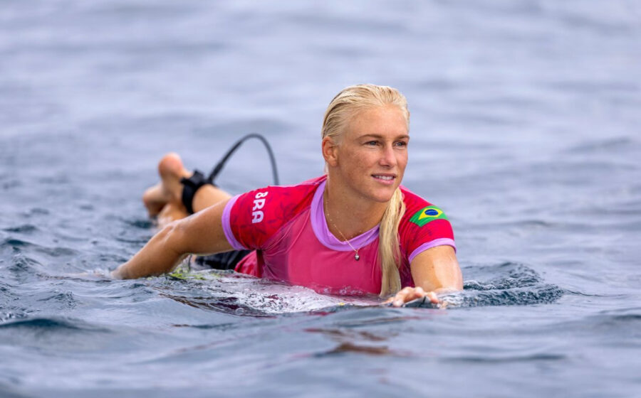 Tati Weston-Webb surfando em Teahupo'o com onda tubular perfeita, medalhista olímpica Paris 2024