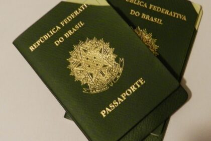 Certificado digital Rasoe sobre mapa do Brasil e bandeira da UE representando passaporte verde do agronegócio