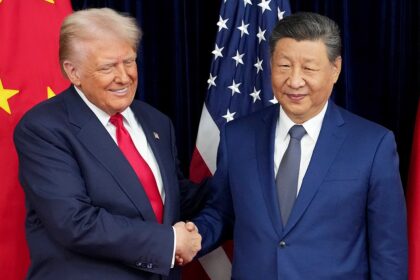 Xi Jinping e Trump em cúpula com bandeiras China, EUA, Irã; fundo alude a Estreito de Ormuz e acordo nuclear