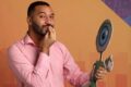 Gil do Vigor sorri em foto enquanto gráficos de queda de seguidores aparecem ao fundo representando perda de 500 mil seguidores