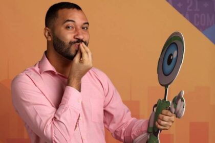 Gil do Vigor sorri em foto enquanto gráficos de queda de seguidores aparecem ao fundo representando perda de 500 mil seguidores
