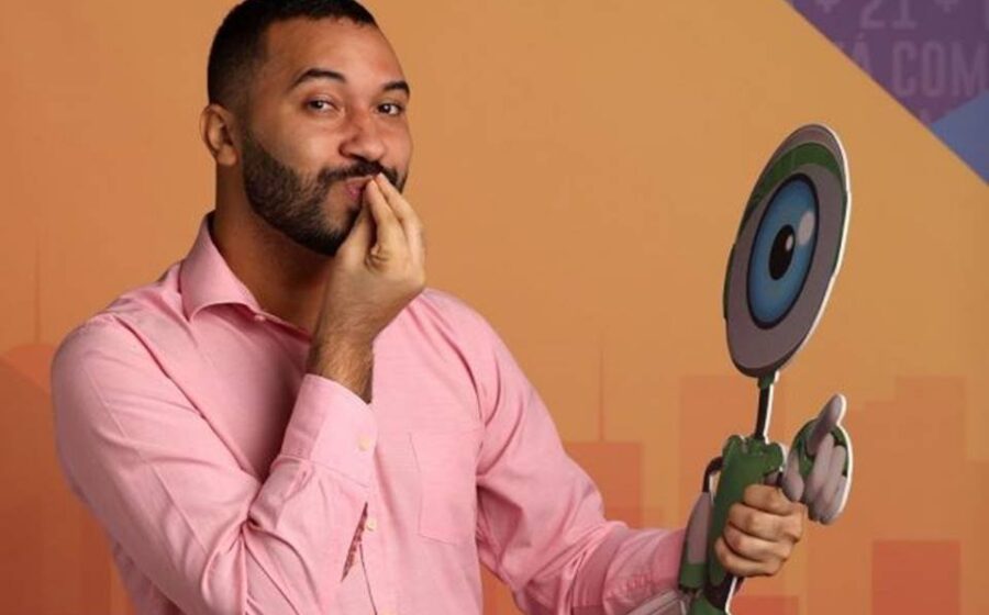 Gil do Vigor sorri em foto enquanto gráficos de queda de seguidores aparecem ao fundo representando perda de 500 mil seguidores