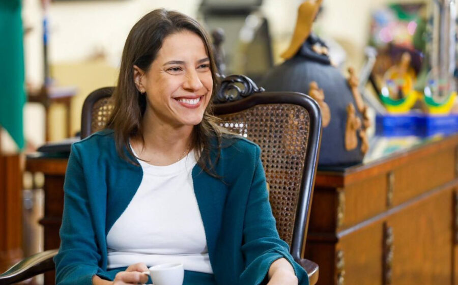 Raquel Lyra sorri ao lado de gráfico mostrando 50% aprovação e 19% rejeição Datafolha
