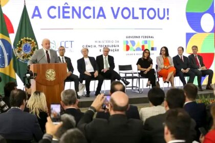 Pesquisadores da UFMT na NeuroFly 2026 em Colônia apresentando estudos sobre agrotóxicos e Parkinson com Drosophila