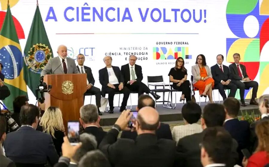 Pesquisadores da UFMT na NeuroFly 2026 em Colônia apresentando estudos sobre agrotóxicos e Parkinson com Drosophila