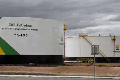Petrobras anuncia adiamento de unidade dedicada de SAF para 2030 e aceleração do coprocessamento