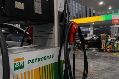 Infográfico mostra Petrobras e governo federal com subsídio de R$ 2,12 por litro de diesel